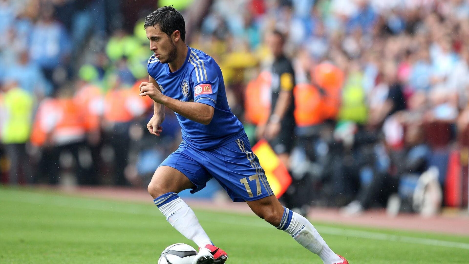 赛场上的“冷静”指挥：教练的战术调整，冷静强势指挥官vs感性艳丽艺术家